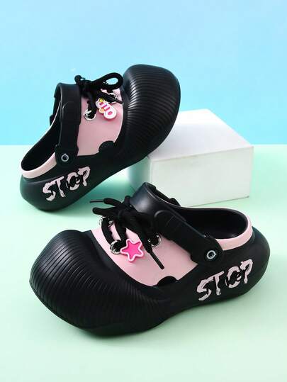 Novos sapatos femininos de verão 2025, chinelos fofos com sola grossa e bico fechado, sandálias de praia para áreas externas, material antiderrapante de EVA