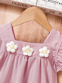 Kariertes Puppenkleid mit Kappärmeln für Kleine Mädchen, klassisches rot-weißes Gingham-Puppenkleid mit zarten gerüschten Ärmeln und Blumendekoration, passend zu handgewebten Taschen, versprühtländliche mädchenhafte Anmut. Geeignet für tägliche Ausflüge, Feierlichkeiten oder Sommerausflüge, zeigt Süße und Vitalität. Passend für Mädchen im Alter von 4-7 Jahren, Frühling/Sommer