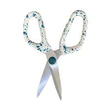 Una tijera portátil para el hogar. Es una tijera de acero inoxidable, de gran resistencia, con adornos punteados. Es una tijera multifuncional adecuada para cortar manualidades.