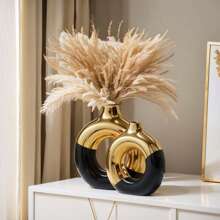 A White Ceramic Vase, Suitable For Decorating OfficeA White Ceramic Vase, Suitable For Decorating Office TV Cabinets, Perfect As Perfect As A Birthday Gift, Wedding Present, Or Housewarming Gift For Friends.