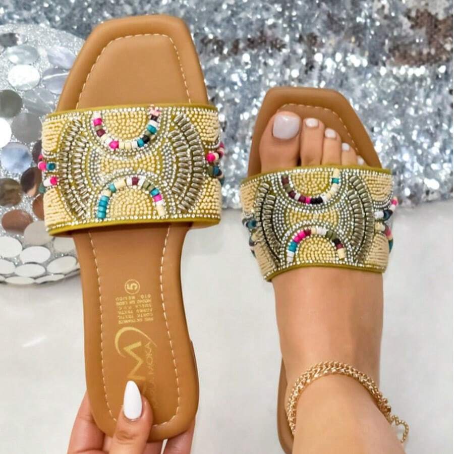 Sandalia plana, diseño ornamental, cuentas en empeine, detalles coloridos. Ideal para paseos veraniegos, boho chic, casual summer. Hecha de tela sintética, cuentas decorativas y goma. Estilo relajado, sandalias planas, sandalias con cuentas, sandalias boho, sandalias veraniegas. Perfecta para primavera y verano. - Multicolor - Ver 1