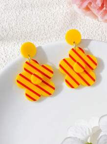 A Pair Of Fashionable Acrylic Sunflower Women's Earrings Are Suitable For Daily Wear