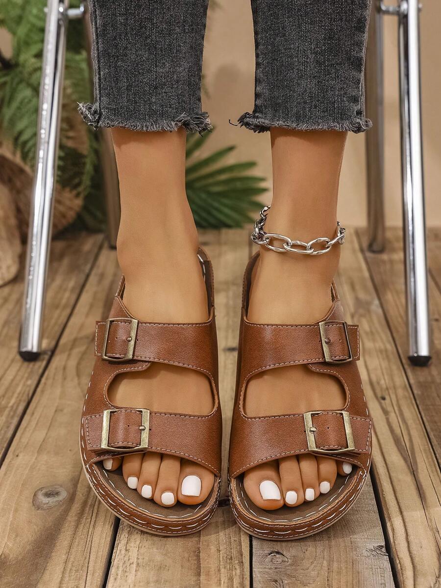 Nouvelles sandales plates à la mode pour femmes, portées en extérieur l'été, style plage antidérapant avec boucle