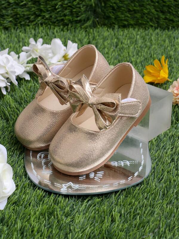1 Pair Girls' Princess Shoes With Glossy Leather Upper, Round Toe, And Bow Decoration On Strap, Cute & Sweet Style Suitable For Little Girls Who Prefer Princess Look, Fit For Birthday Party, Performance, Wedding And Other Formal Occasions, Indoor And Outdoor Wear