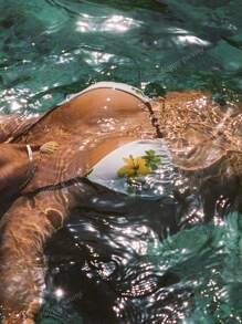 2 pezzi Bikini da donna con parte superiore a collo alto e stampa, e pantaloncini da bagno con lacci ai lati e vita bassa