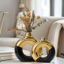 A White Ceramic Vase, Suitable For Decorating OfficeA White Ceramic Vase, Suitable For Decorating Office TV Cabinets, Perfect As Perfect As A Birthday Gift, Wedding Present, Or Housewarming Gift For Friends.