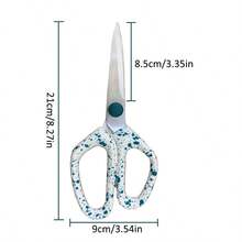 Una tijera portátil para el hogar. Es una tijera de acero inoxidable, de gran resistencia, con adornos punteados. Es una tijera multifuncional adecuada para cortar manualidades.