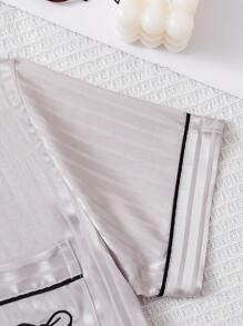 Set de 2 piezas de top de manga corta con botones y pantalones cortos con lazo, con rayas plateadas bordadas, estilo casual y lindo para primavera/verano, pijama y ropa de estar en casa para niña pre-adolescente