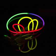 Set aros luminosos - Anillos de neón de colores que se iluminan, accesorios que brillan en la oscuridad para festivales, raves y eventos al aire libre