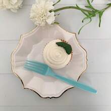 10 Stücke/30 Stück-Packung 7 Zoll Dessert-Pappteller aus goldener Folie, Kuchenteller mit gewelltem Rand für Geburtstagspartys, Hochzeiten, Valentinstag, Jahrestage