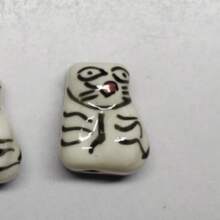 3 piezas de cuentas de cerámica con gato sentado pintado a mano de forma adorable y 3D, ideales para hacer joyas DIY - collares, pulseras, aretes, encantos para teléfono, llaveros, suministros para manualidades, decoración del hogar, regalo perfecto