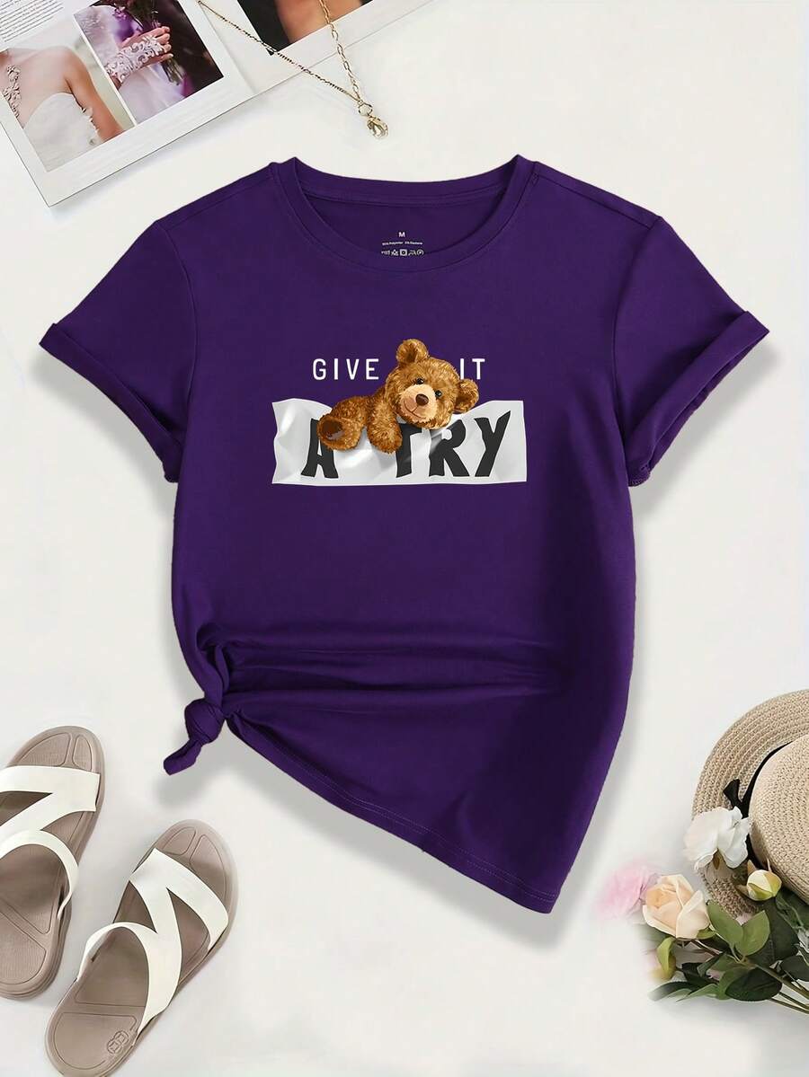 Camiseta de manga corta con cuello redondo, efecto estilizador, con diseño de oso 3D y letras, estilo casual y cómodo para mujer. Camiseta de manga corta morado oscuro para mujer. Prenda de primavera, top de verano, regalo para vacaciones. - Morado - Ver 1