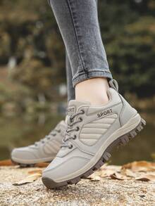 2025 新款女式登山靴 - 防滑系带耐用户外鞋，适合山地徒步、越野跑和远足探险 | 防滑抓地力和耐磨设计，送给妈妈的母亲节礼物