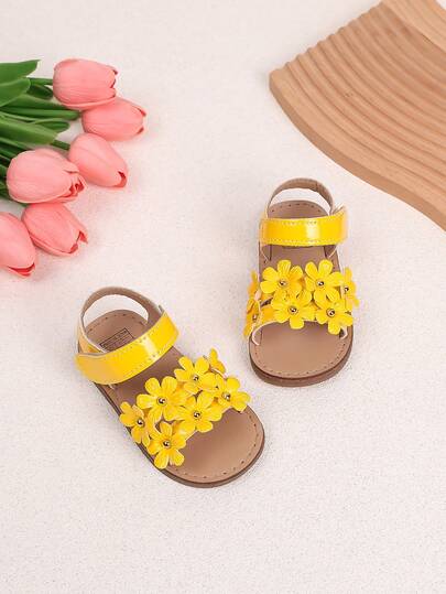 Blomsterdekorerade flickor i prinsessstil med mjuka sandaler, söta prinsessskor, sommarnyhet