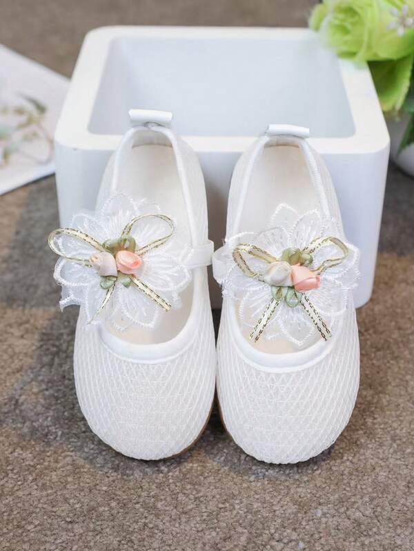 2025 New Baby Sandals. This Pair Of Mesh Baby Sandals Has The Following Features: Appearance - Overall White Tone, Simple Yet Versatile. The Upper Is Decorated With Delicate Flowers, With Golden Lines, Pink And White Small Flowers, As Well As Green Leaves On The Flowers, Sweet And Cute, Very Suitable For Little Girls, Meeting The Need For Dressing Up