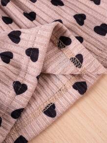 Set de 2 piezas de top de manga corta y pantalones cortos con estampado de corazones para niñas, para verano