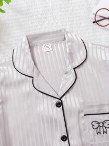 Set de 2 piezas de top de manga corta con botones y pantalones cortos con lazo, con rayas plateadas bordadas, estilo casual y lindo para primavera/verano, pijama y ropa de estar en casa para niña pre-adolescente