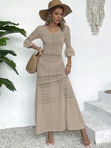 优雅女士时尚休闲V领长袖针织连衣裙，纯白色夏季海滩度假风，简约复古硬币设计，修身镂空剪裁，随机印花图案，适合返校季、秋冬季女装，圣诞节、感恩节和新年长款派对礼服