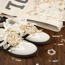 75 Stück gemischter Stil Pins, Socken Charms, Schuh Dekorationen, Schnürsenkel Charms, Damen Sneaker Schuh Ornamente, Socken Accessoires, Schleife Schuh Dekor Set und Brosche Set Schule Büro Accessoires Hemden Jacke Schmuck Halloween Kleidung Pin Lustig Süß Lehrer Geschenke Halloween Accessoires Lehrertag Kostüm Accessoires Tasche Charms Weihnachten