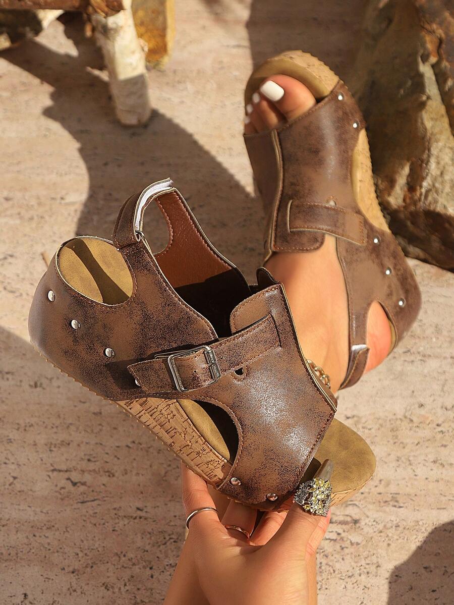 2026 Frühjahr/Sommer Neue Damen Braune Plateau Sandalen, Offene Zehe mit Hohldesign Dicke Sohle Schuhe, Lässige Outdoor Rückenfreie Sandalen, Retro Nieten Keilabsatz Mode Schnürsenkel Sandalen, Hohldesign Hoher Absatz Slip-On Europäischer & Amerikanischer Stil Urlaubsschuhe für Damen