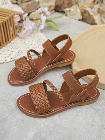 1 双时尚、闪亮、漂亮的仙女风格平底凉鞋，适合女孩夏季穿着