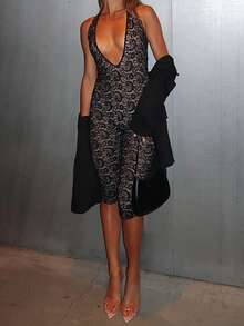 一件蕾丝露背高开衩连体裤，适合度假、日常穿着、生日派对、返校派对、单身派对、舞台表演和演唱会，夏季黑色优雅度假装。 - 黑色 - 查看 4