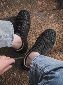 Men's Punk Style Low-Top Round Toe Breathable Stylish High-End Leather Durable Non-Slip Red Bottom Casual Shoes With Rivet Decor, Versatile Fashionable Studded Sneakers Suitable For Teenagers, Parties, Outdoor Activities And Travel