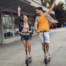 Ladped Electric Scooter LP60 - 36V 5.2Ah Lithium Battery, 350W Motor, 15-20 Miles Range, 19MPH Max Speed, 8.5-Inch Anti-Skid Solid Tyres, Dual Brake System, LED Lighting, Smart App Control, Lightweight 33 LBS, Foldable Design, Suitable For Ages 15-80 - 黑色 - 查看 8