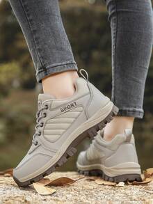 2025 新款女式登山靴 - 防滑系带耐用户外鞋，适合山地徒步、越野跑和远足探险 | 防滑抓地力和耐磨设计，送给妈妈的母亲节礼物