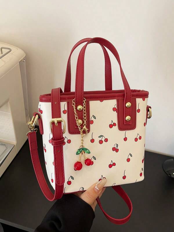 حقيبة كتف/متعددة الاستخدام للنساء بطباعة الكرز الموضة 2025 ذات لون أحمر، حقيبة كبيرة السعة ذات سحاب وتعليقة كرز قابلة للإزالة، مناسبة للتسوق والذهاب للعمل والكلية والسفر والعطلات، هدية مناسبة للحبيبة أو افضل صديقة، هدية عيد الأم