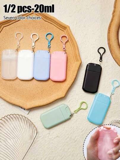 Botella de spray portátil de tipo tarjeta de 20ml-30ml, 0.68 Oz pulverizador de perfume de tipo tarjeta. El perfume y la esencia de agua se envasan por separado, y se envasan por separado con boquillas, con un cordón, que se puede transportar y rellenar fácilmente con un frasco de spray de niebla fina de plástico. El gancho de la caja de spray vacía es adecuado para manos, cabello y maquillaje facial de viaje (opcional en varios colores).