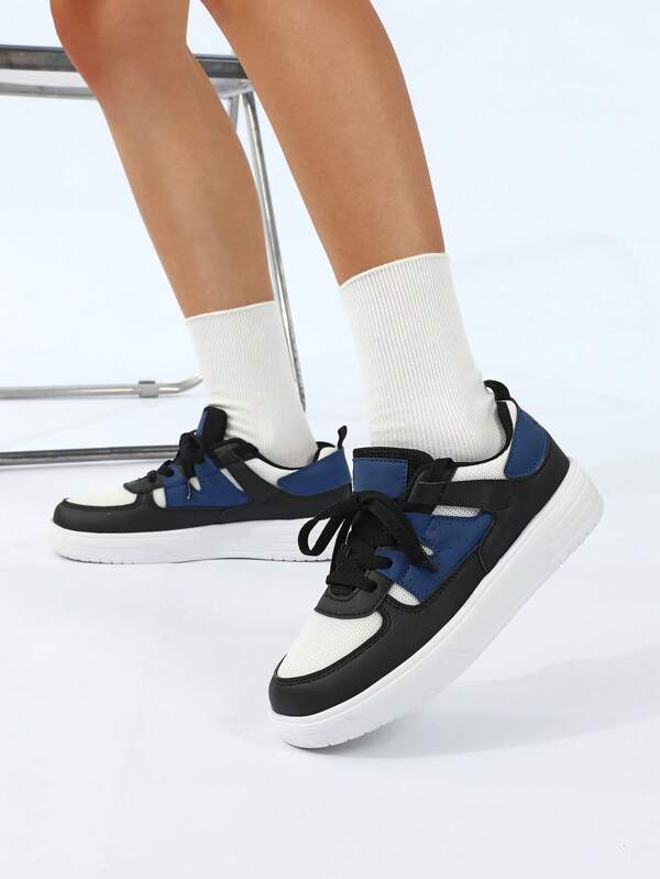 scarpe sportive casual basso top in pelle bianca, nera e blu navy con inserti in in rete traspirante, versatile per pendolarismo, adatto per uomini e donne