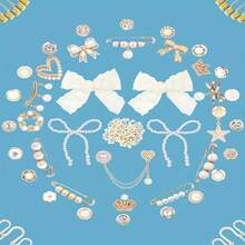 75 Stück gemischter Stil Pins, Socken Charms, Schuh Dekorationen, Schnürsenkel Charms, Damen Sneaker Schuh Ornamente, Socken Accessoires, Schleife Schuh Dekor Set und Brosche Set Schule Büro Accessoires Hemden Jacke Schmuck Halloween Kleidung Pin Lustig Süß Lehrer Geschenke Halloween Accessoires Lehrertag Kostüm Accessoires Tasche Charms Weihnachten