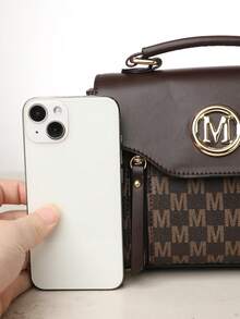 复古简约印花斜挎包，配有可调节 PU 肩带和翻盖开合