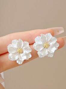 1 对简约白花树脂耳环，设计独特，用途广泛，时尚，轻巧，奢华质感，适合女性日常和各种场合