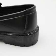 男士英伦风格亮面流苏乐福鞋，厚底一脚蹬莫卡辛船鞋，圆头休闲春秋 - 黑色 - 查看 9