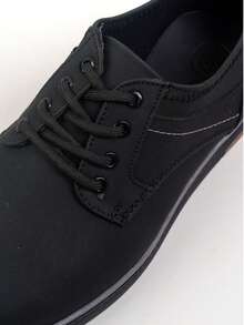 Zapatos casuales de vestir para hombre modernos, versátiles y cómodos, con cordones ideales para diversas ocasiones, desde reuniones de trabajo hasta salidas sociales o eventos casuales. Su diseño atemporal los hace adecuados para cualquier temporada del año. - Negro - Ver 3