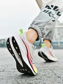 Scarpe casual da running da uomo in maglia leggera con assorbimento degli urti e suola in carbonio, traspiranti e di taglia oversize