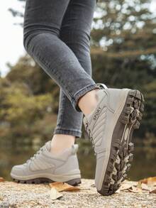 2025 新款女式登山靴 - 防滑系带耐用户外鞋，适合山地徒步、越野跑和远足探险 | 防滑抓地力和耐磨设计，送给妈妈的母亲节礼物