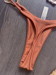 新款不对称金属饰边纯色比基尼，性感女士沙滩泳装，夏季度假必备 - 棕色 - 查看 6