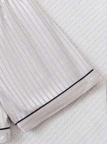 Set de 2 piezas de top de manga corta con botones y pantalones cortos con lazo, con rayas plateadas bordadas, estilo casual y lindo para primavera/verano, pijama y ropa de estar en casa para niña pre-adolescente