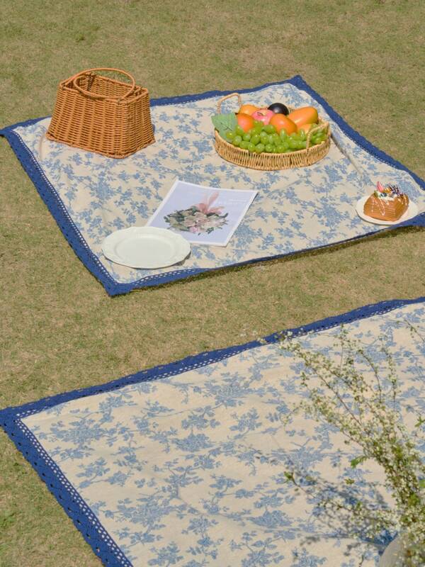 1 Stück französische romantische vintage Blume Muster Picknickdecke, navy blauer Spitzenbesatz, dick und strapazierfähig, vielseitig verwendbare Decke, perfekt für Outdoor-Picknicks, Familienfeste, den Garten, Nachmittagstee, Fotohintergrund, geeignet für alle Jahreszeiten