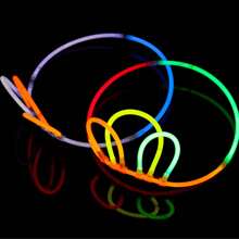 Set aros luminosos - Anillos de neón de colores que se iluminan, accesorios que brillan en la oscuridad para festivales, raves y eventos al aire libre