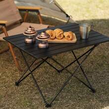 Une table de camping pliante, table de plage portable, petite table de pique-nique à dos en aluminium pour la cuisine en plein air, le barbecue, la randonnée, l'aviron et les voyages, disponible en différentes tailles
