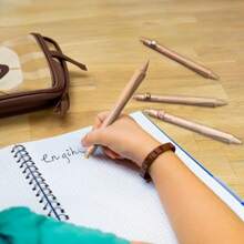 Set di 4 penne cancellabili con motivi di orso, ape, zampa e barattolo di miele - con sfera alla fine per cancellare l'inchiostro - penna retrattile ed ergonomica a forma di animale - punta da 0,5 mm in grigio e nero, adatta per il ritorno a scuola