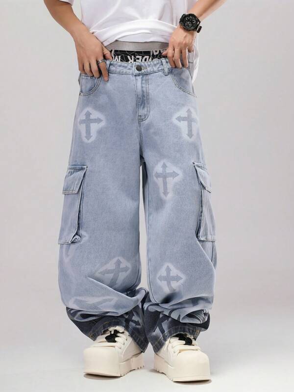 Jeans ample à jambe large, relaxe, avec poches multiples et graphique croisé. Style mode pour hommes.