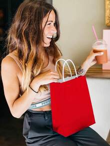 12 حقيبة هدايا حمراء بحجم 8 بوصة، مدمجة وأنيقة، مع مقابض، مصنوعة من ورق كرافت، مناسبة لأعياد الميلاد والزفاف وعيد الحب والمناسبات الأخرى، يمكن استخدامها كهدايا حفلات أو ديكورات عيد الميلاد. - الأحمر - مشاهدة 4