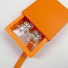 A Pair Of Four-Leaf Flower Ladies Cufflinks, Light Luxury Rhinestone Shirt Buttons, Fashionable And Versatile Button Sets, Flap Design, No Need For Needle Sewing, Easy To Put On And Take Off Cufflinks Shirt Buttons Decorative Buttons. Suitable For Formal Occasions, Daily Wear, Banquets, Parties. Exquisite Packaging, High-Grade Gift Box, Holiday Gift, Gift For Friends.