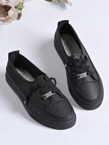 女士黑色经典百搭圆头一脚蹬休闲系带软底平底户外运动休闲鞋。简洁鞋面，流畅线条，整体干净利落。适合春夏秋冬、日常出游、校园、度假、街头时尚搭配。