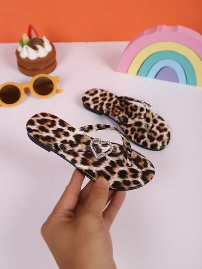 1 双夏季女童人字拖，时尚心形水钻，随机印花设计，适合户外、度假、沙滩、平底凉鞋